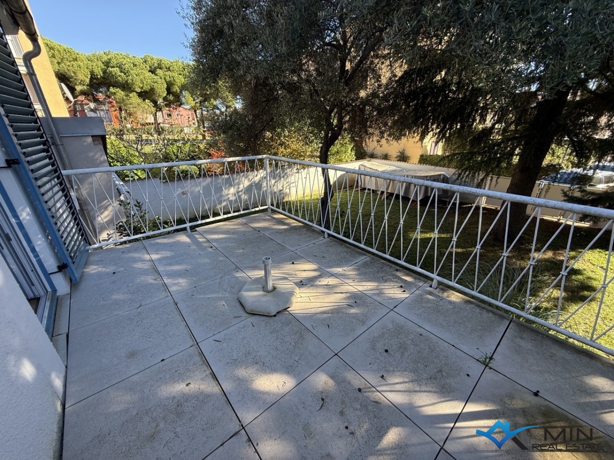 Samostojna hiša z velikim vrtom v Novigradu