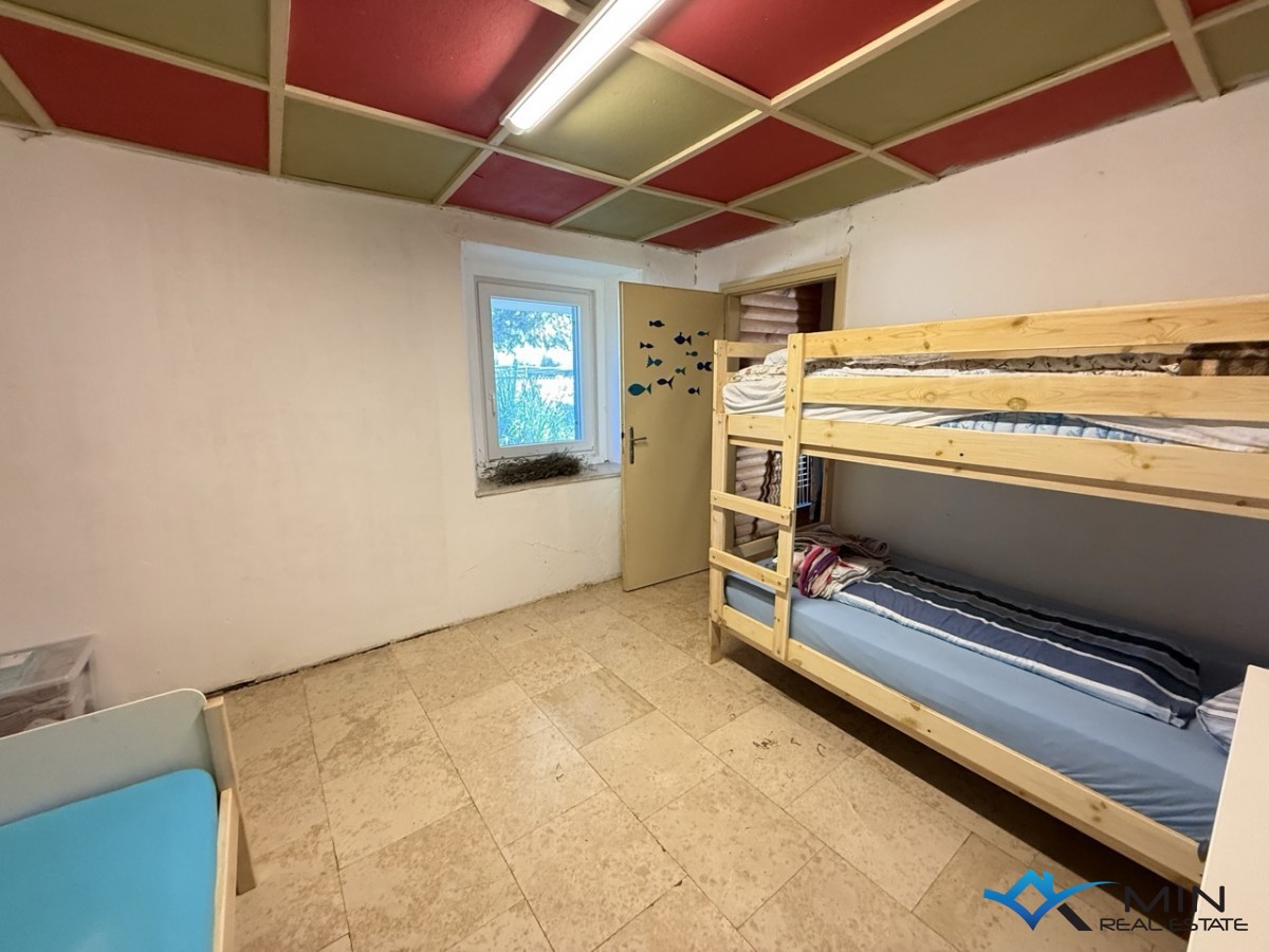 Samostojna hiša z velikim vrtom v Novigradu