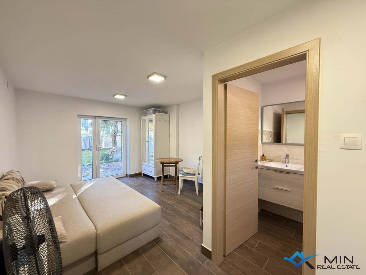 Samostojna hiša z velikim vrtom v Novigradu