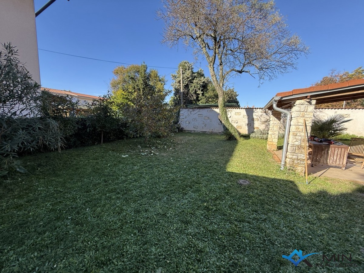 Samostojna hiša z velikim vrtom v Novigradu