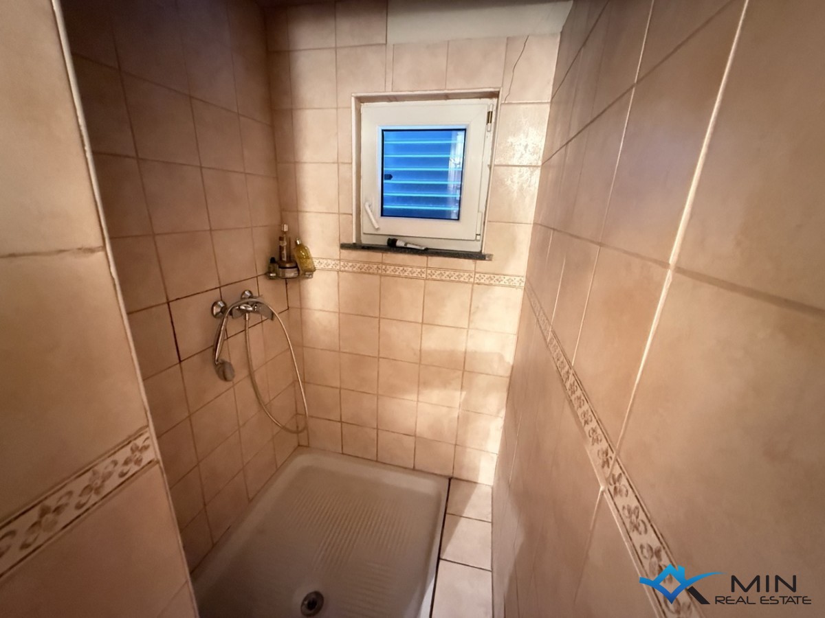 Samostojna hiša z velikim vrtom v Novigradu