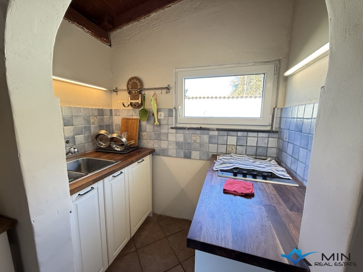 Samostojna hiša z velikim vrtom v Novigradu