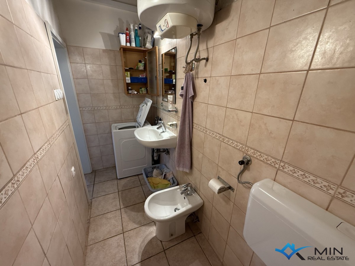 Samostojna hiša z velikim vrtom v Novigradu