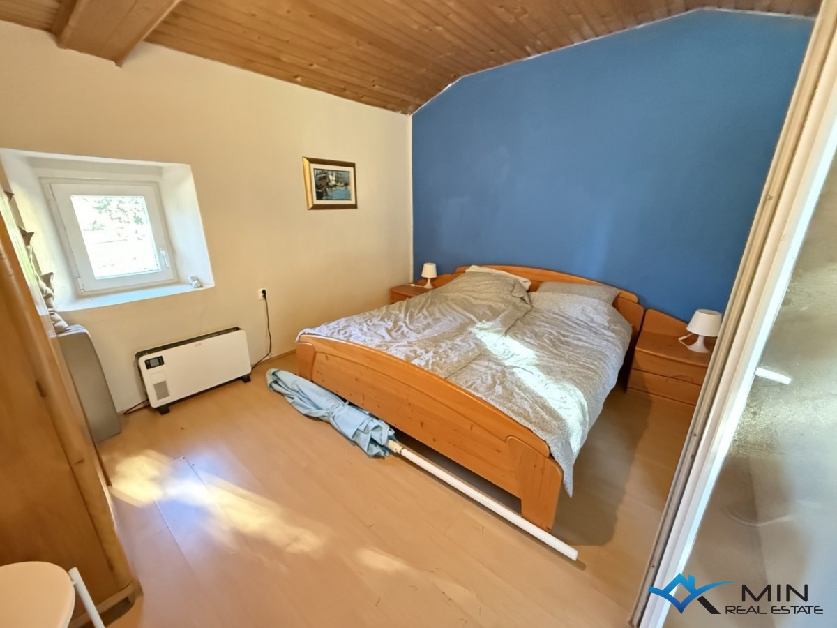 Samostojna hiša z velikim vrtom v Novigradu