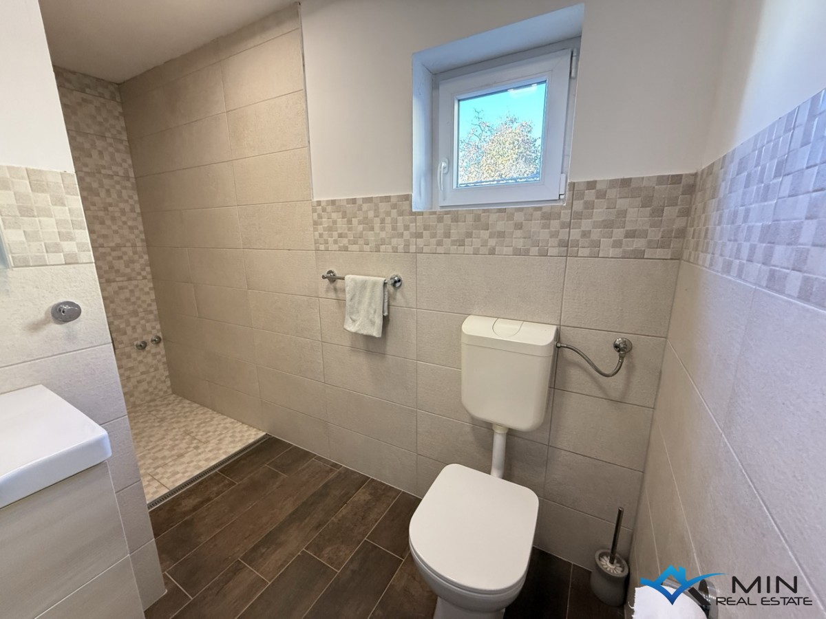 Samostojna hiša z velikim vrtom v Novigradu