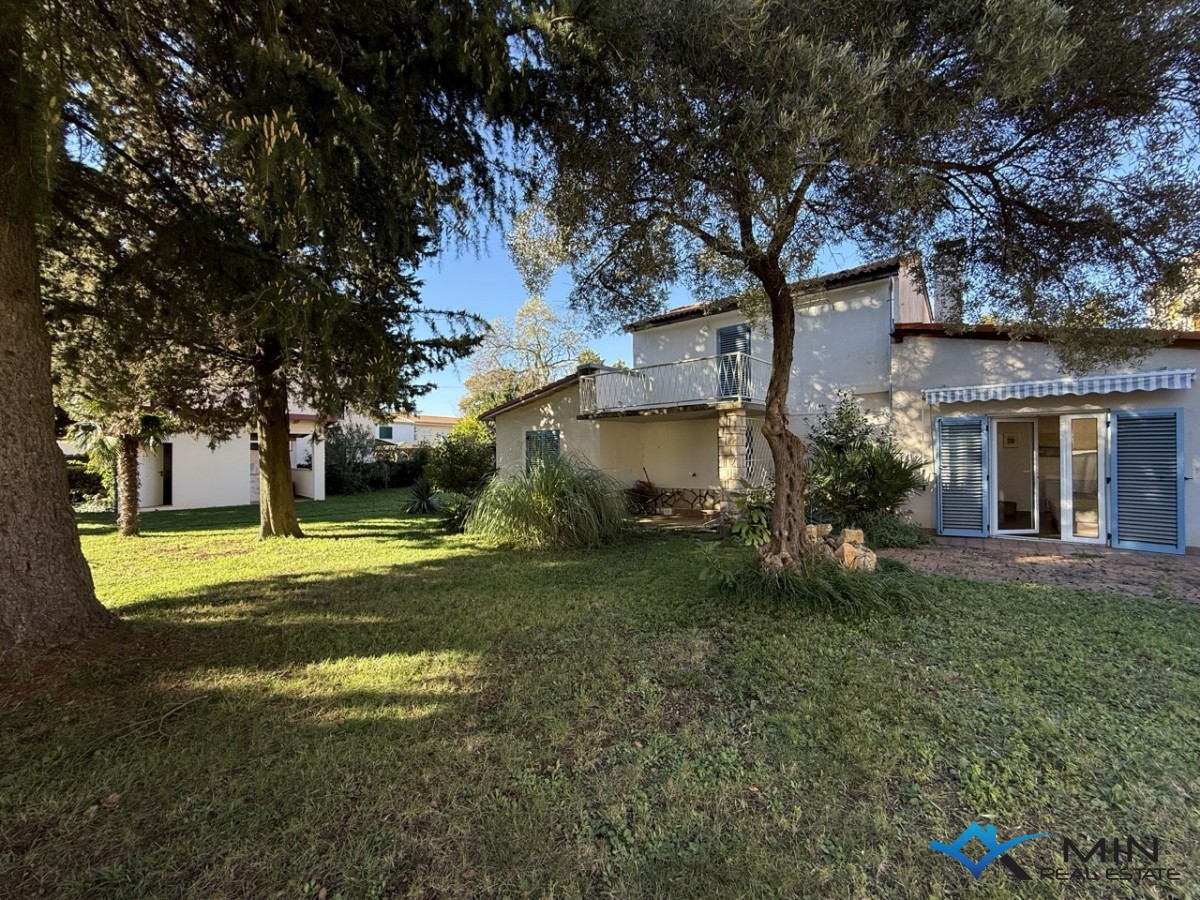 Samostojna hiša z velikim vrtom v Novigradu