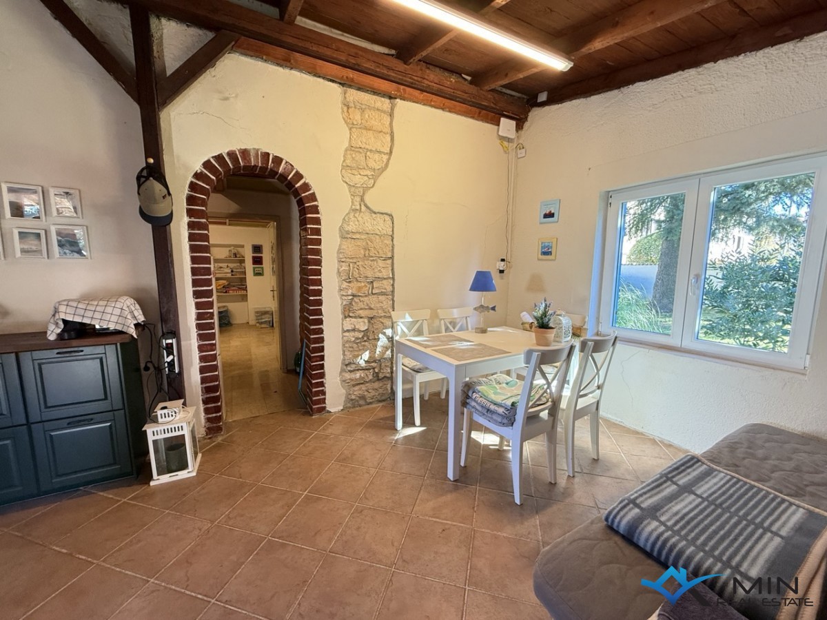 Samostojna hiša z velikim vrtom v Novigradu