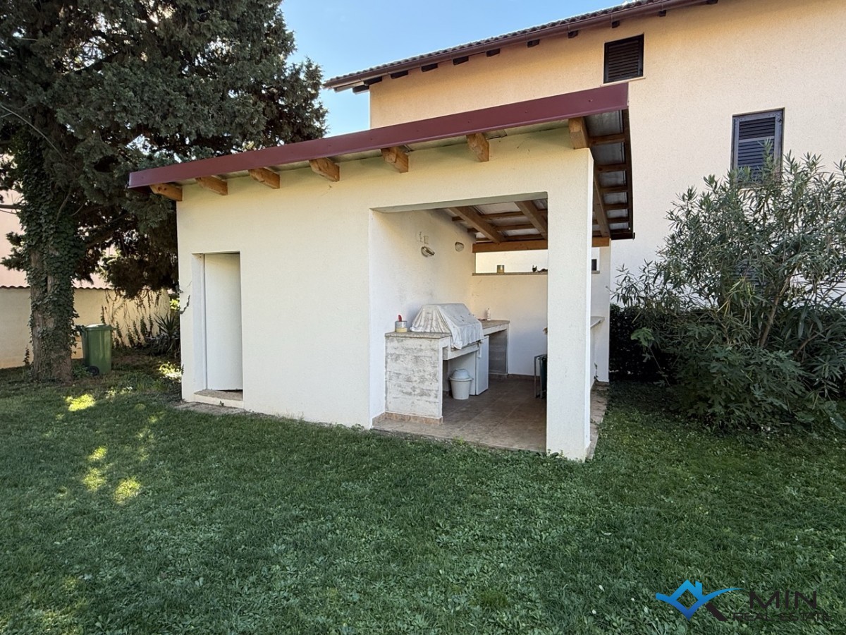 Samostojna hiša z velikim vrtom v Novigradu