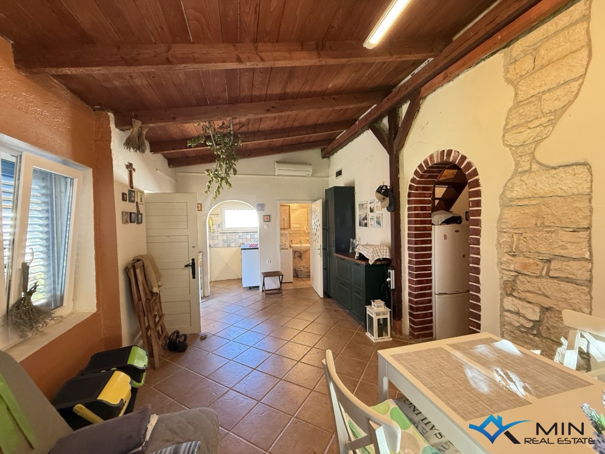 Samostojna hiša z velikim vrtom v Novigradu