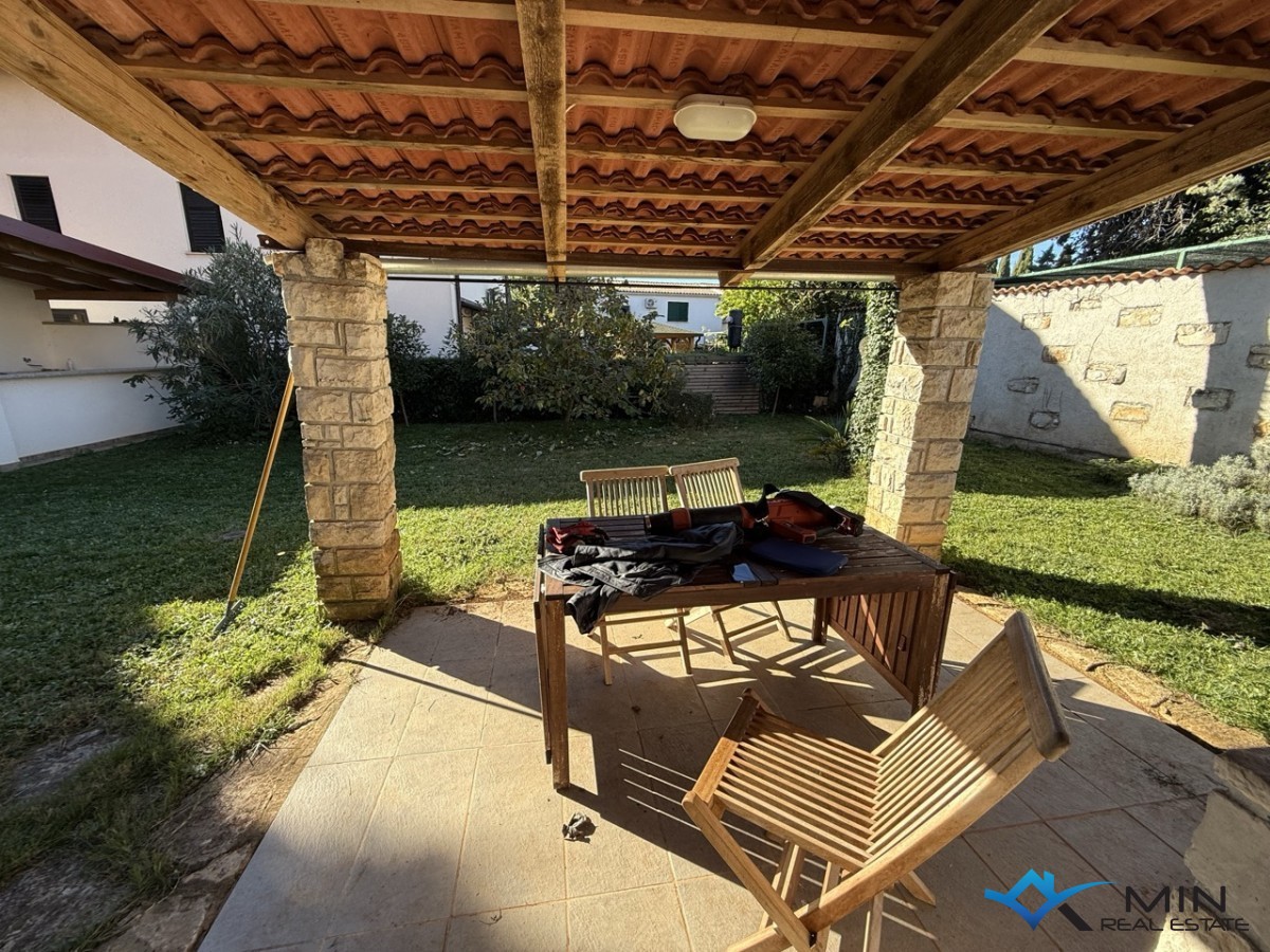 Samostojna hiša z velikim vrtom v Novigradu