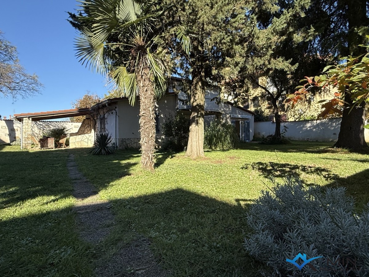 Samostojna hiša z velikim vrtom v Novigradu