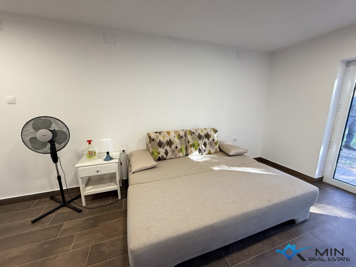 Samostojna hiša z velikim vrtom v Novigradu