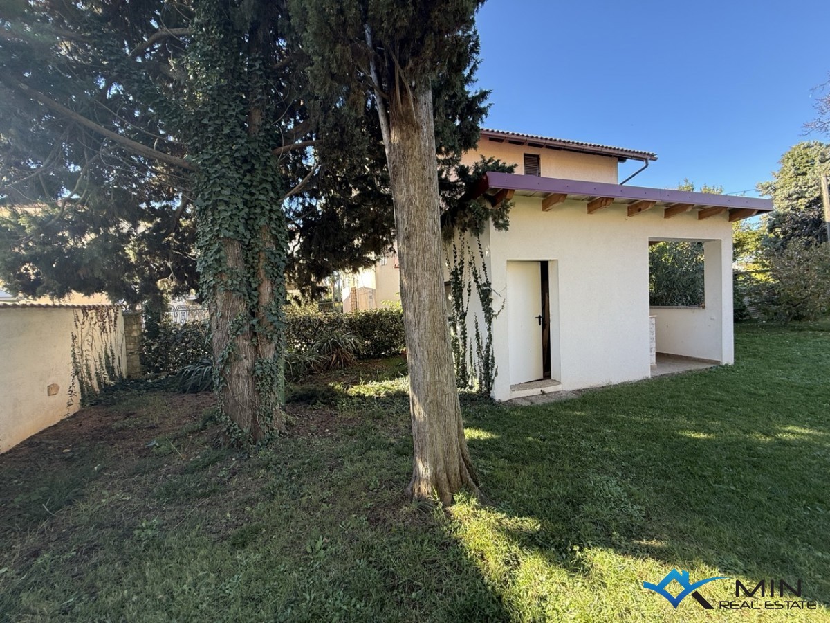 Samostojna hiša z velikim vrtom v Novigradu