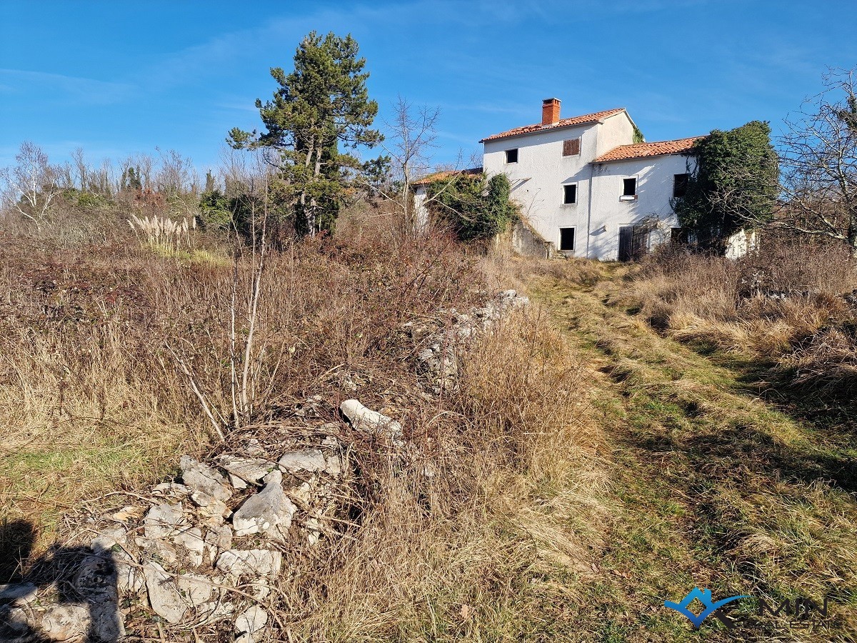 Istrska kamnita hiša z veliko parcelo v Oprtlju