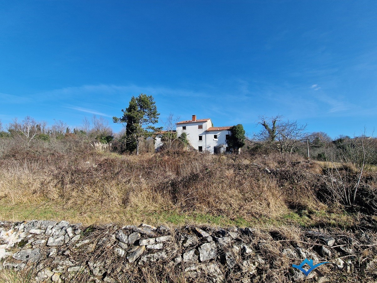 Istrska kamnita hiša z veliko parcelo v Oprtlju