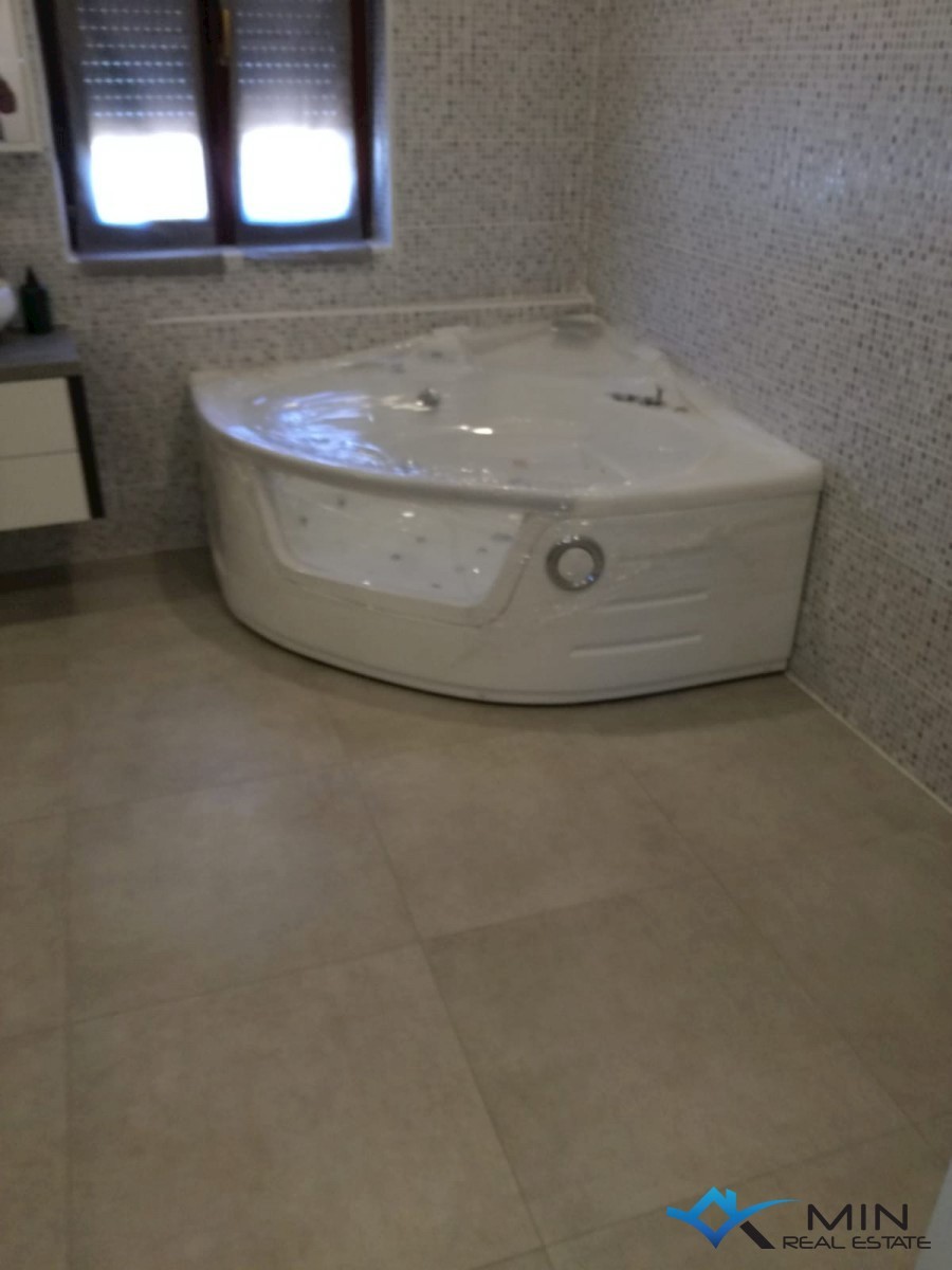 Hiša s 5 apartmaji v Umagu