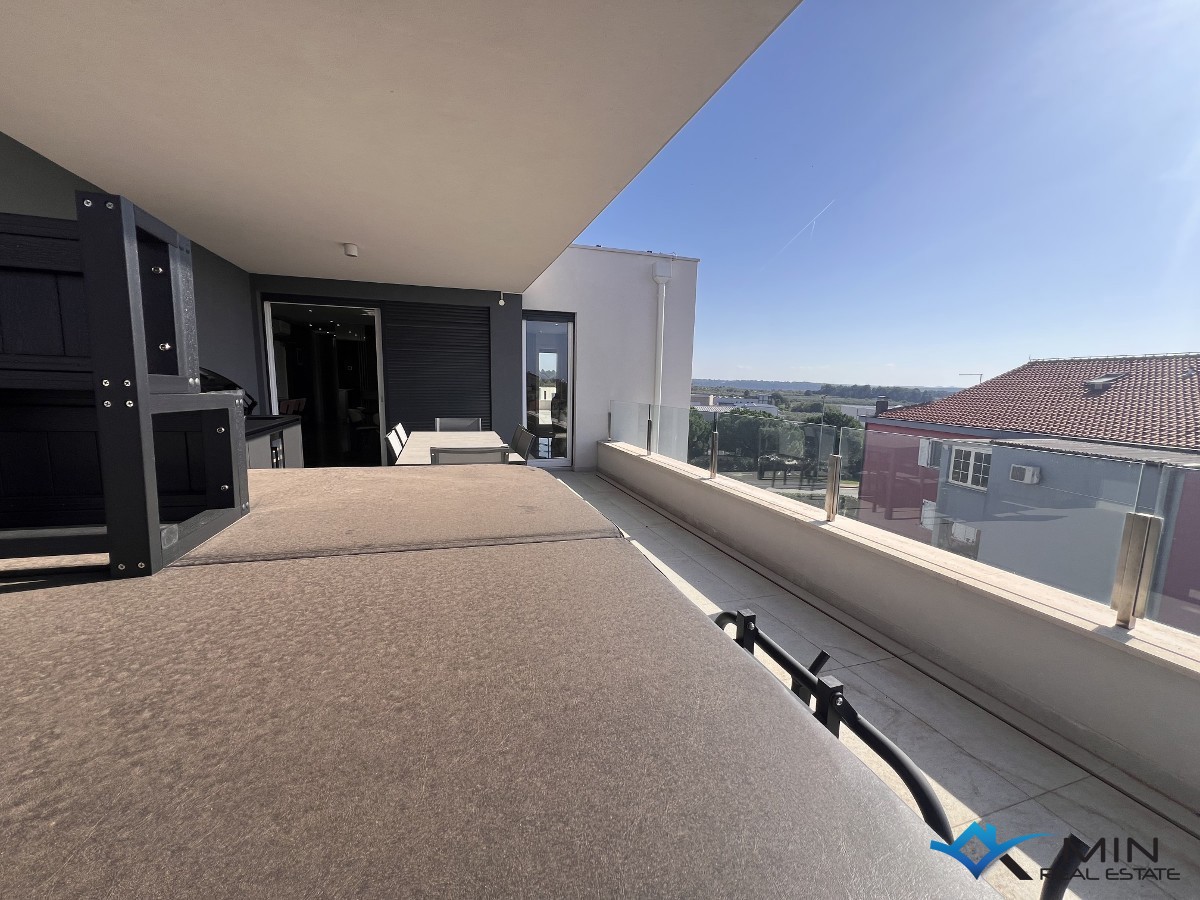 Luksuzno opremljen penthouse s pogledom na morje v Novigradu