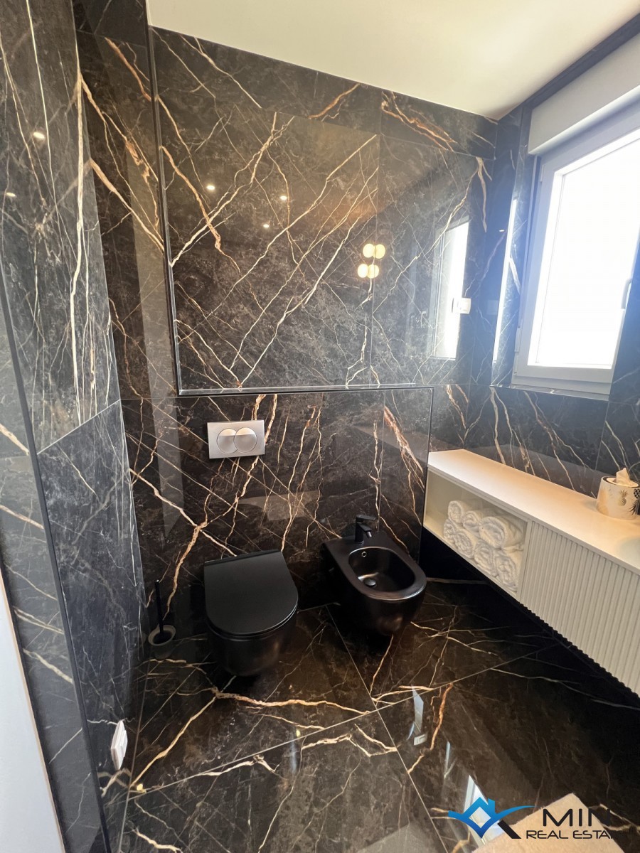 Luksuzno opremljen penthouse s pogledom na morje v Novigradu