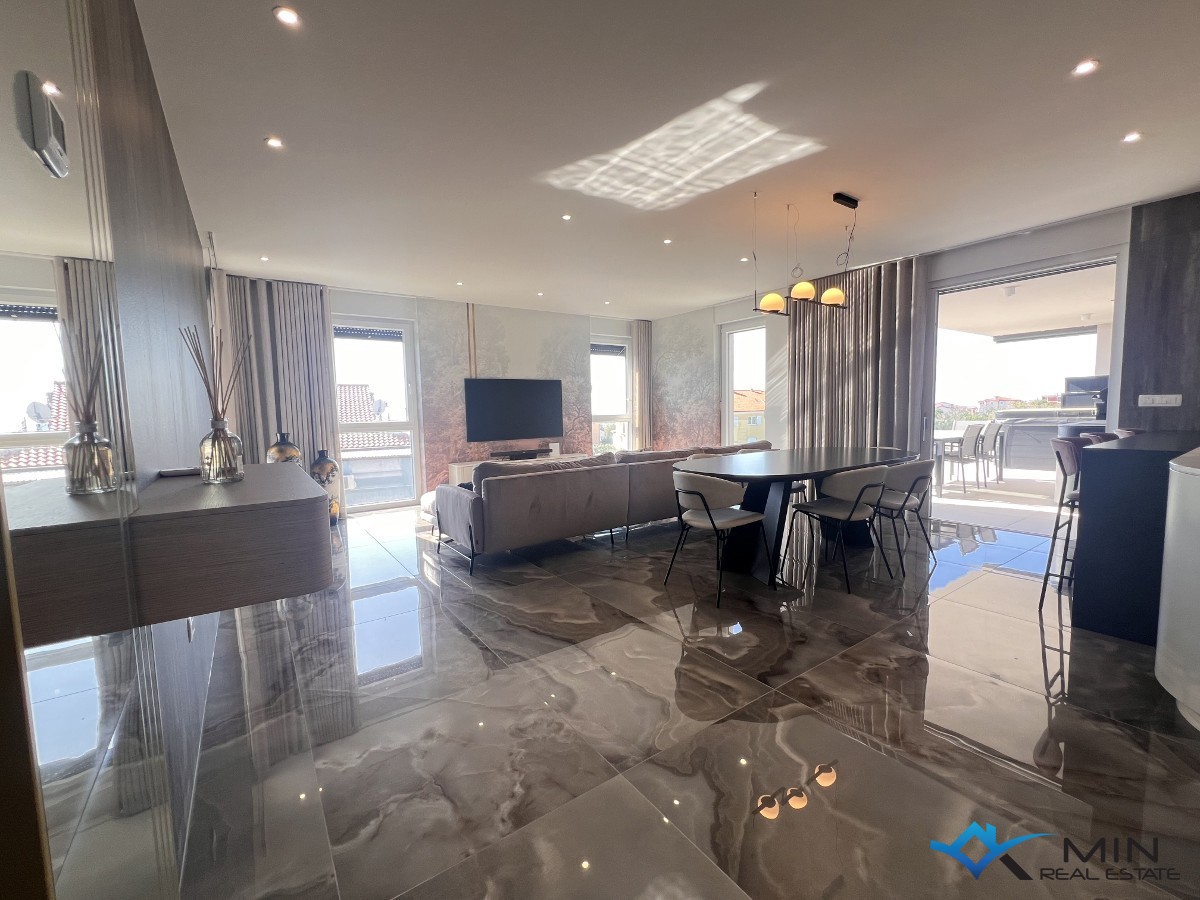 Luksuzno opremljen penthouse s pogledom na morje v Novigradu