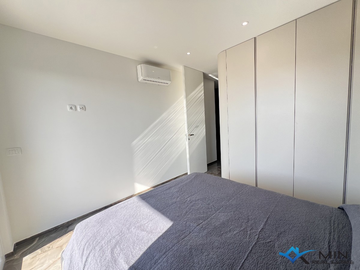Luksuzno opremljen penthouse s pogledom na morje v Novigradu