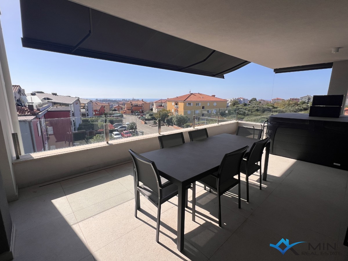 Luksuzno opremljen penthouse s pogledom na morje v Novigradu