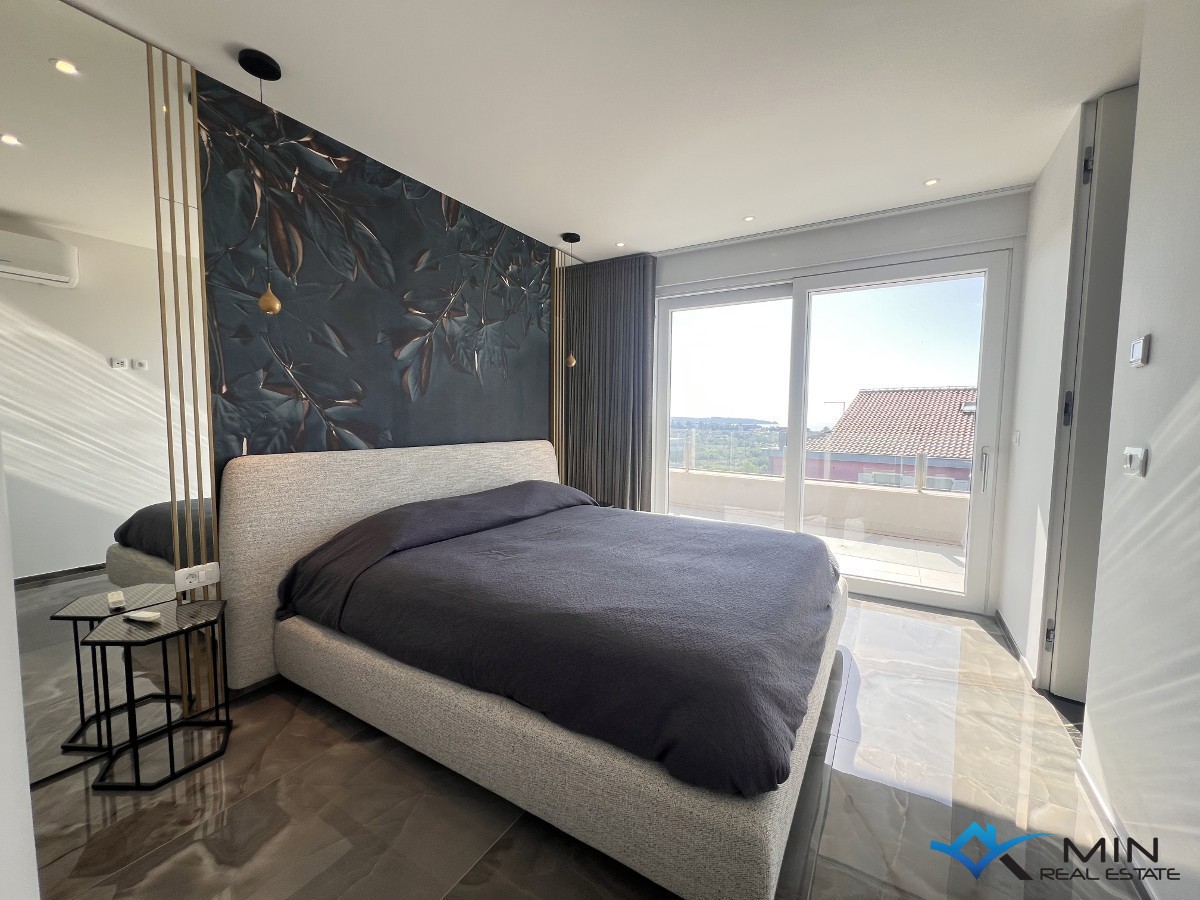 Luksuzno opremljen penthouse s pogledom na morje v Novigradu