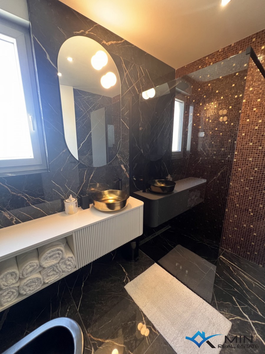 Luksuzno opremljen penthouse s pogledom na morje v Novigradu