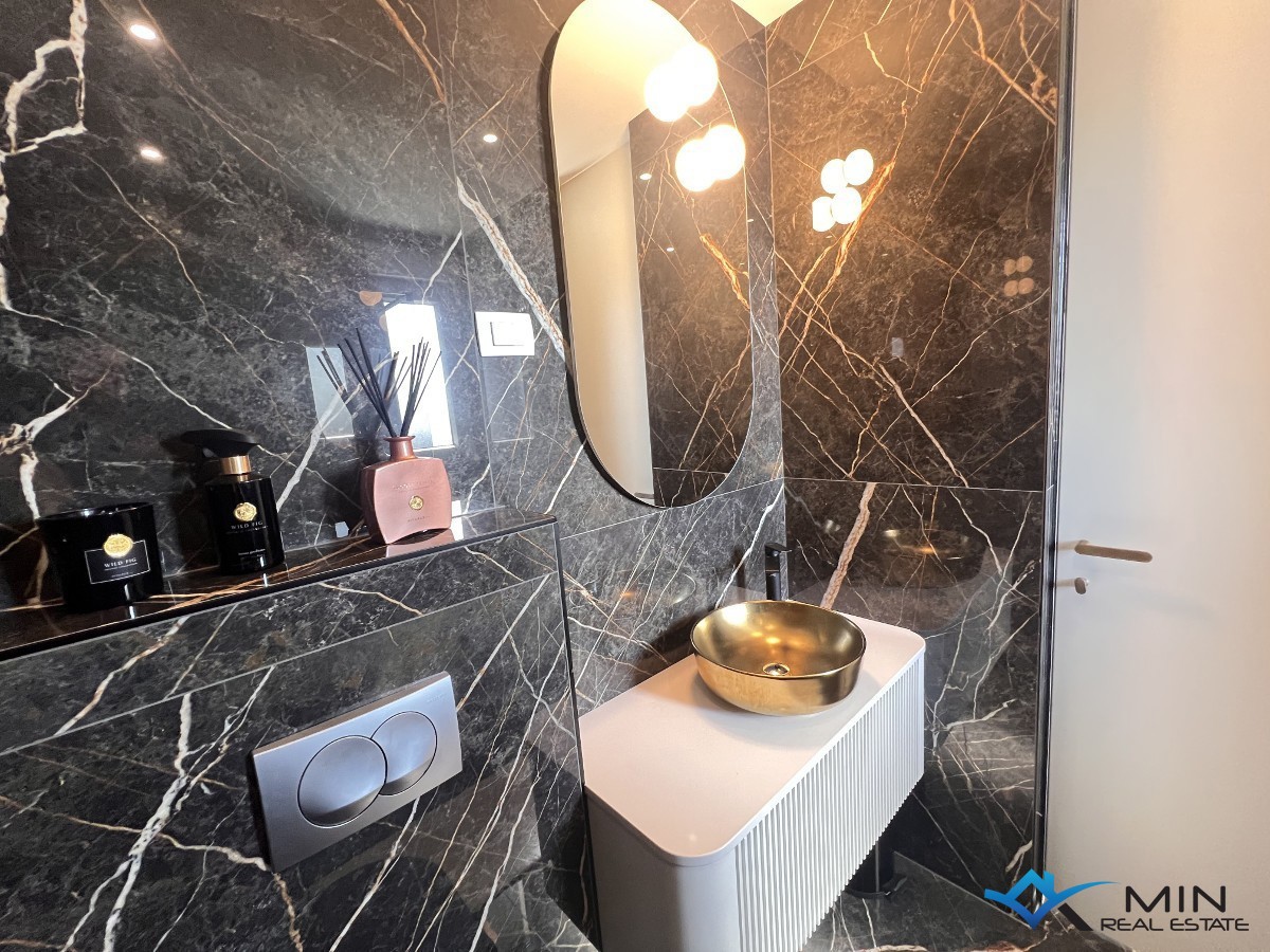 Luksuzno opremljen penthouse s pogledom na morje v Novigradu