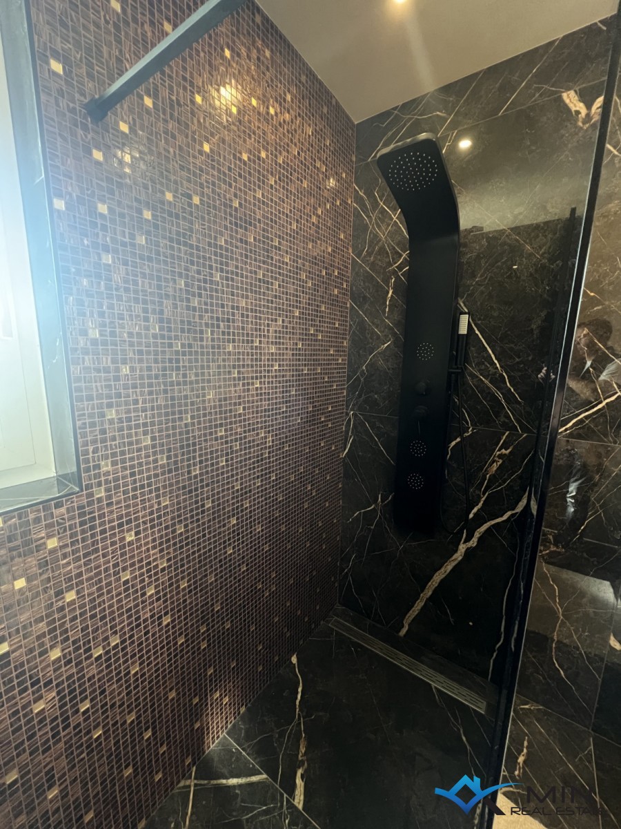 Luksuzno opremljen penthouse s pogledom na morje v Novigradu