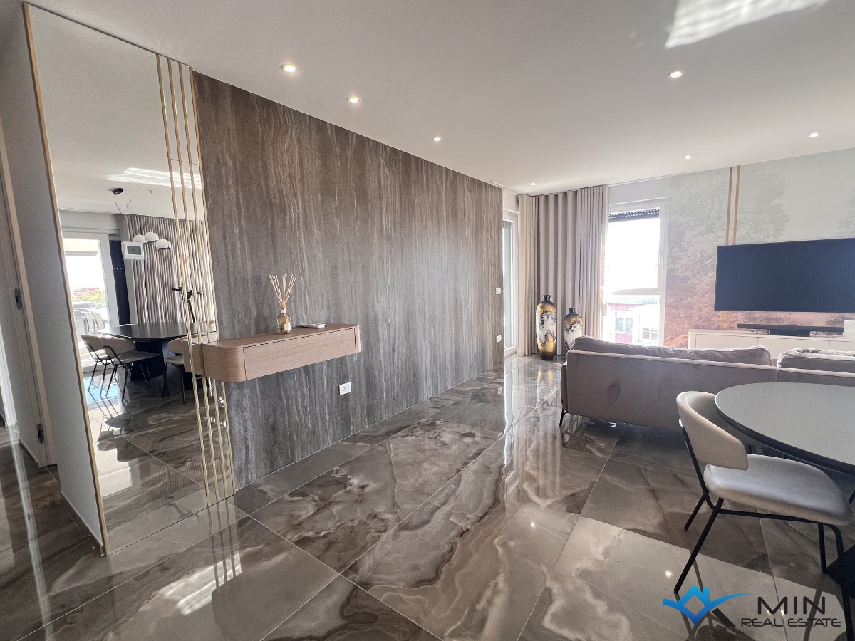 Luksuzno opremljen penthouse s pogledom na morje v Novigradu