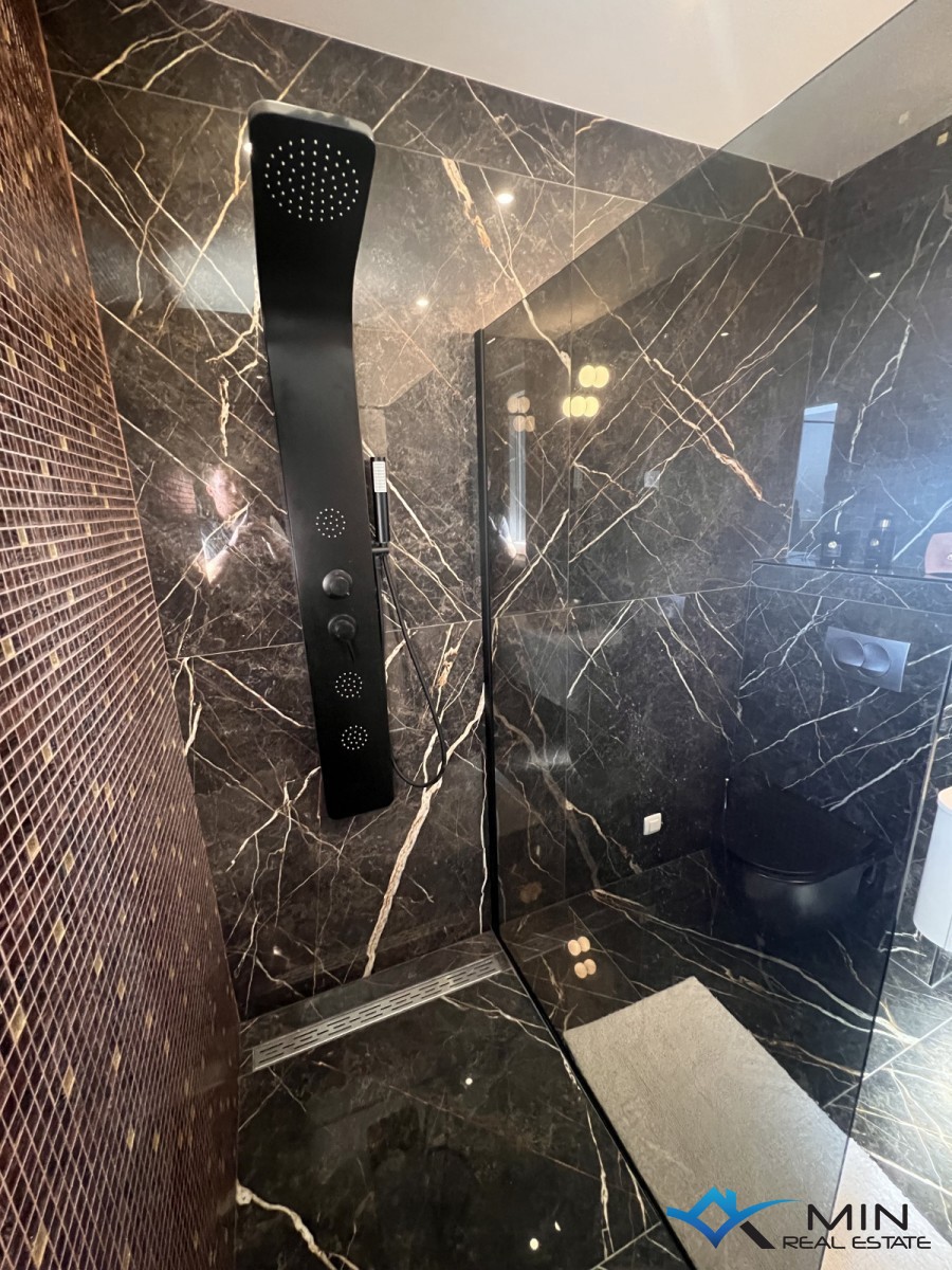 Luksuzno opremljen penthouse s pogledom na morje v Novigradu