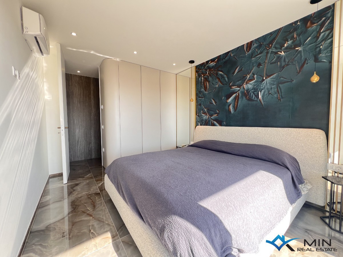 Luksuzno opremljen penthouse s pogledom na morje v Novigradu