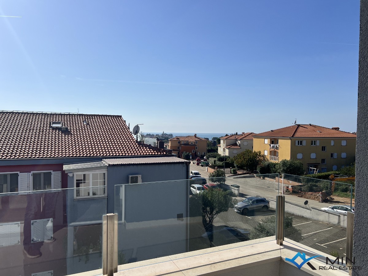 Luksuzno opremljen penthouse s pogledom na morje v Novigradu