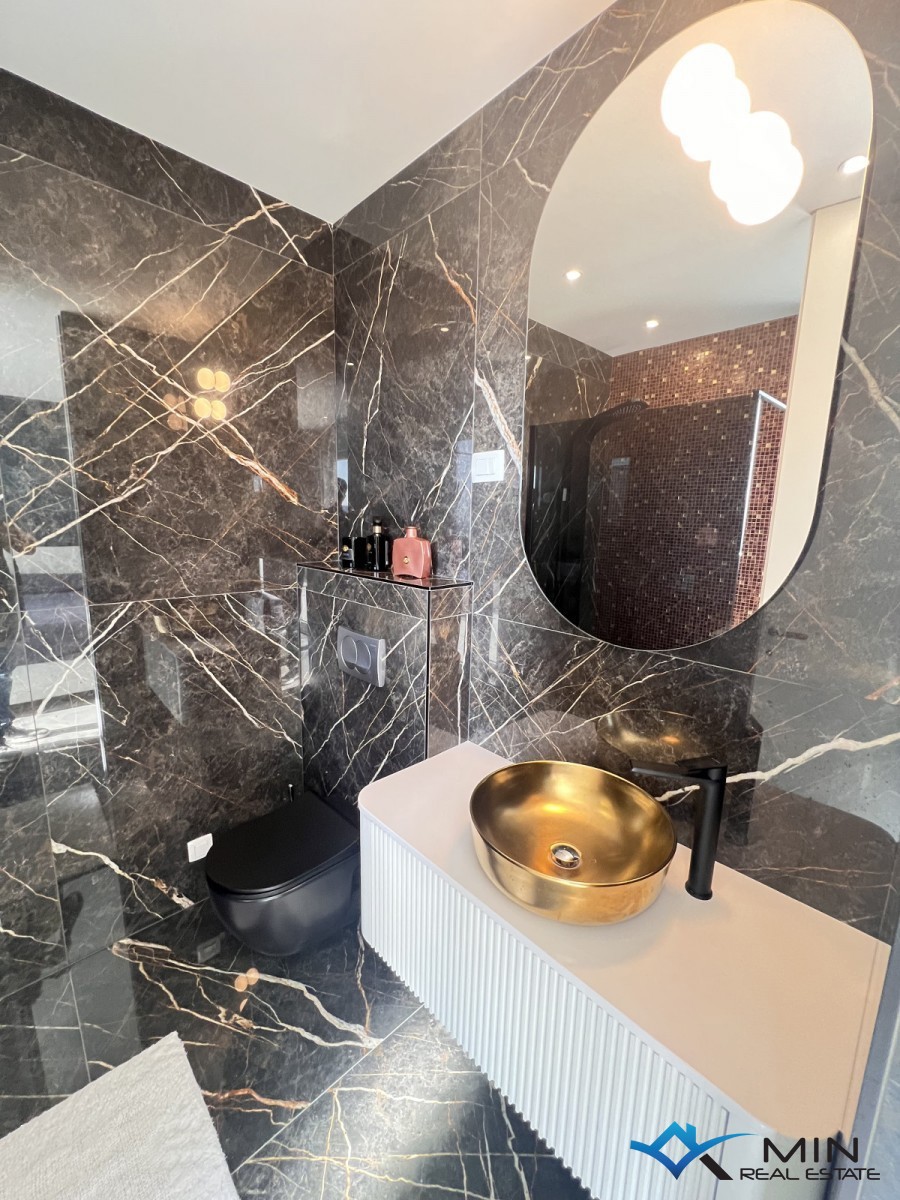 Luksuzno opremljen penthouse s pogledom na morje v Novigradu