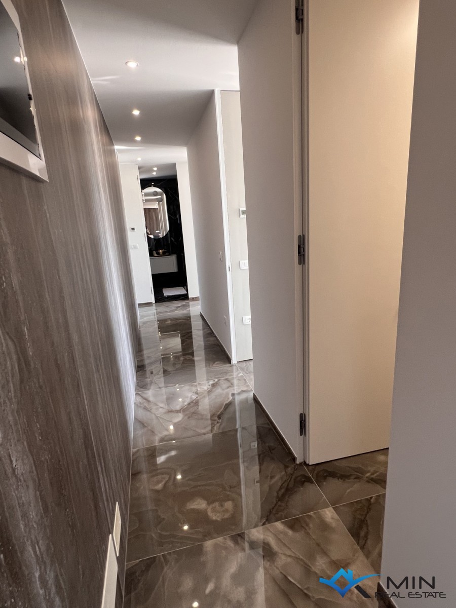 Luksuzno opremljen penthouse s pogledom na morje v Novigradu