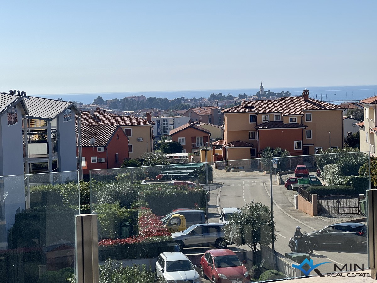Luksuzno opremljen penthouse s pogledom na morje v Novigradu