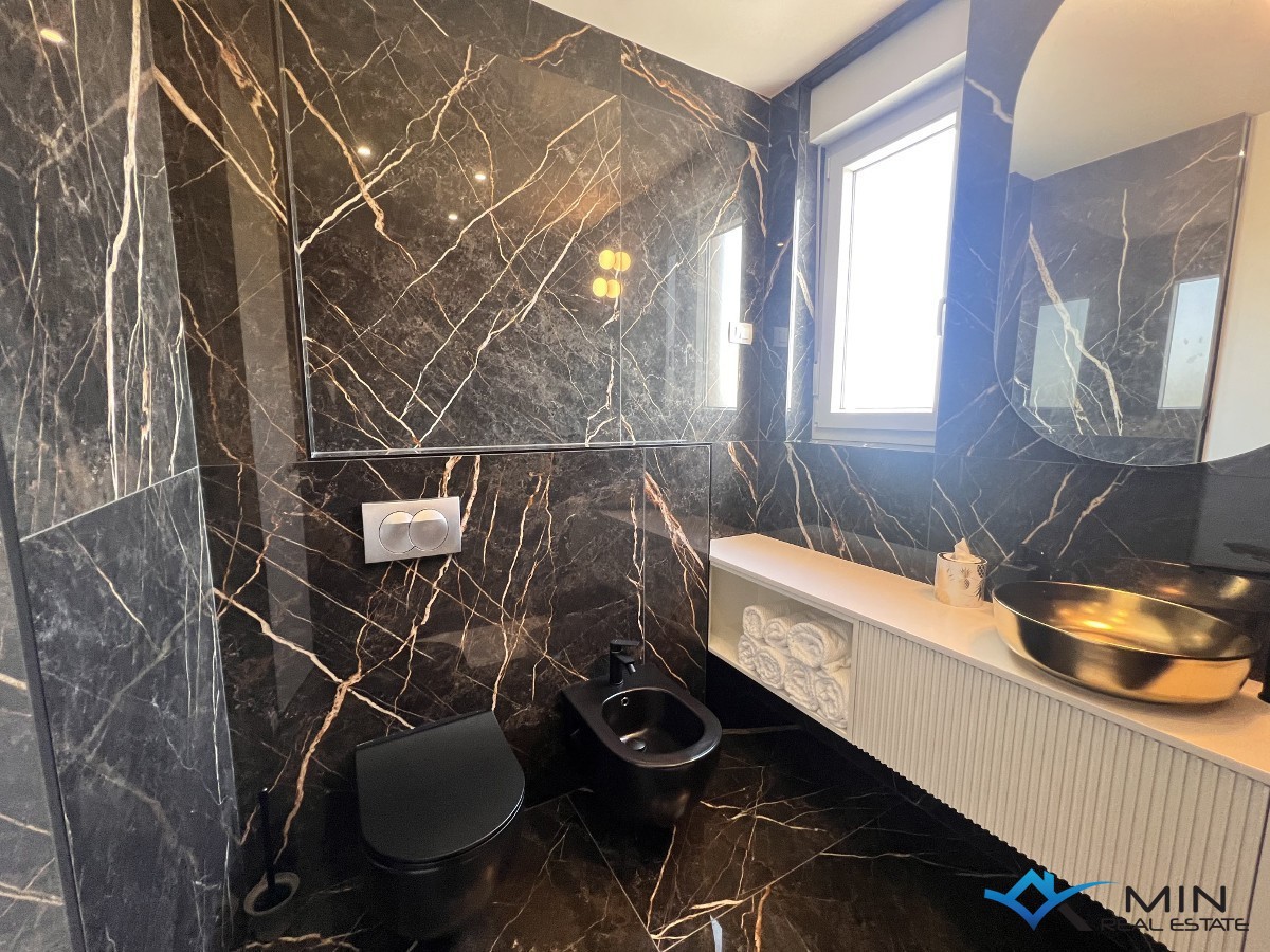 Luksuzno opremljen penthouse s pogledom na morje v Novigradu