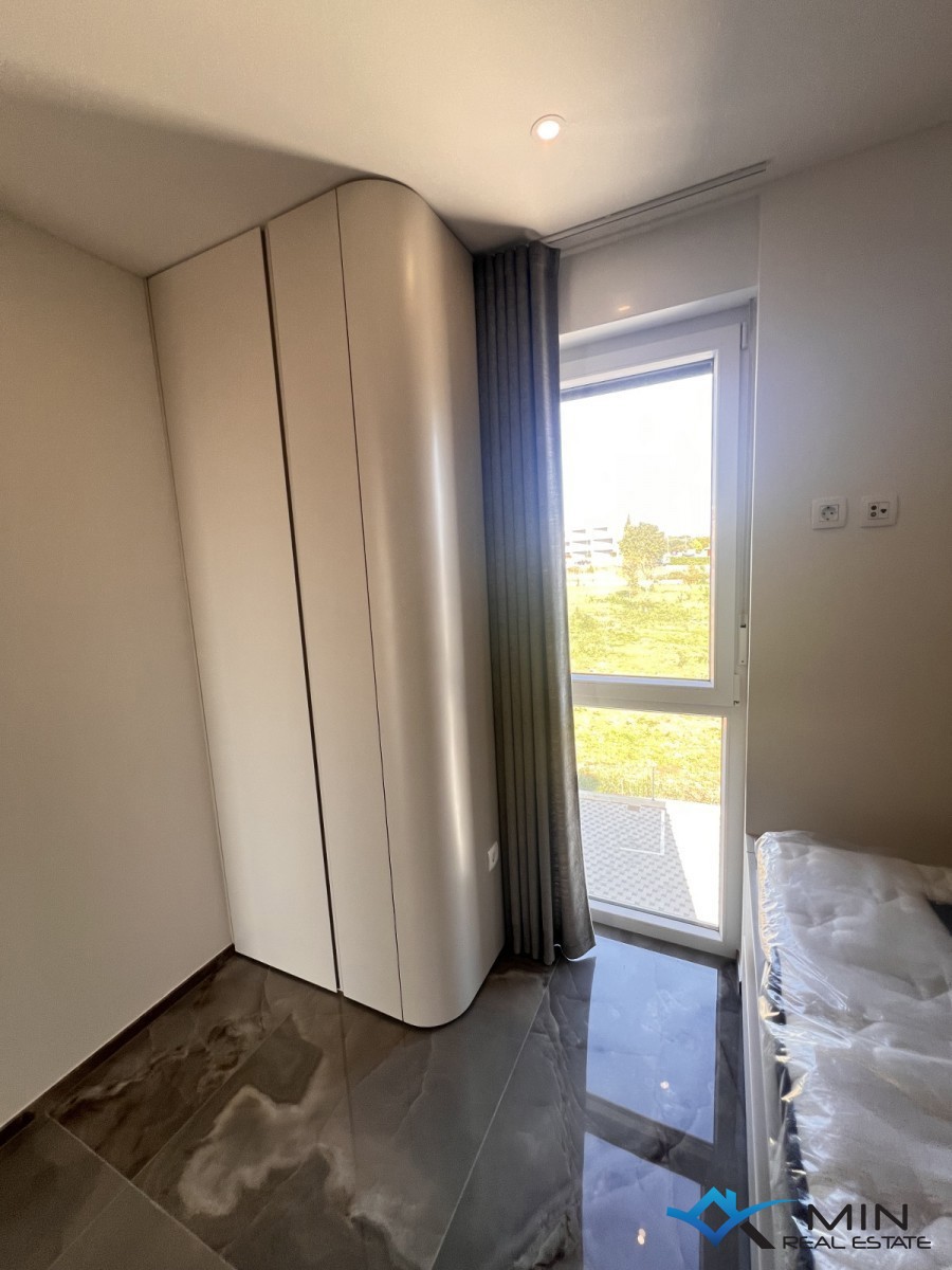 Luksuzno opremljen penthouse s pogledom na morje v Novigradu