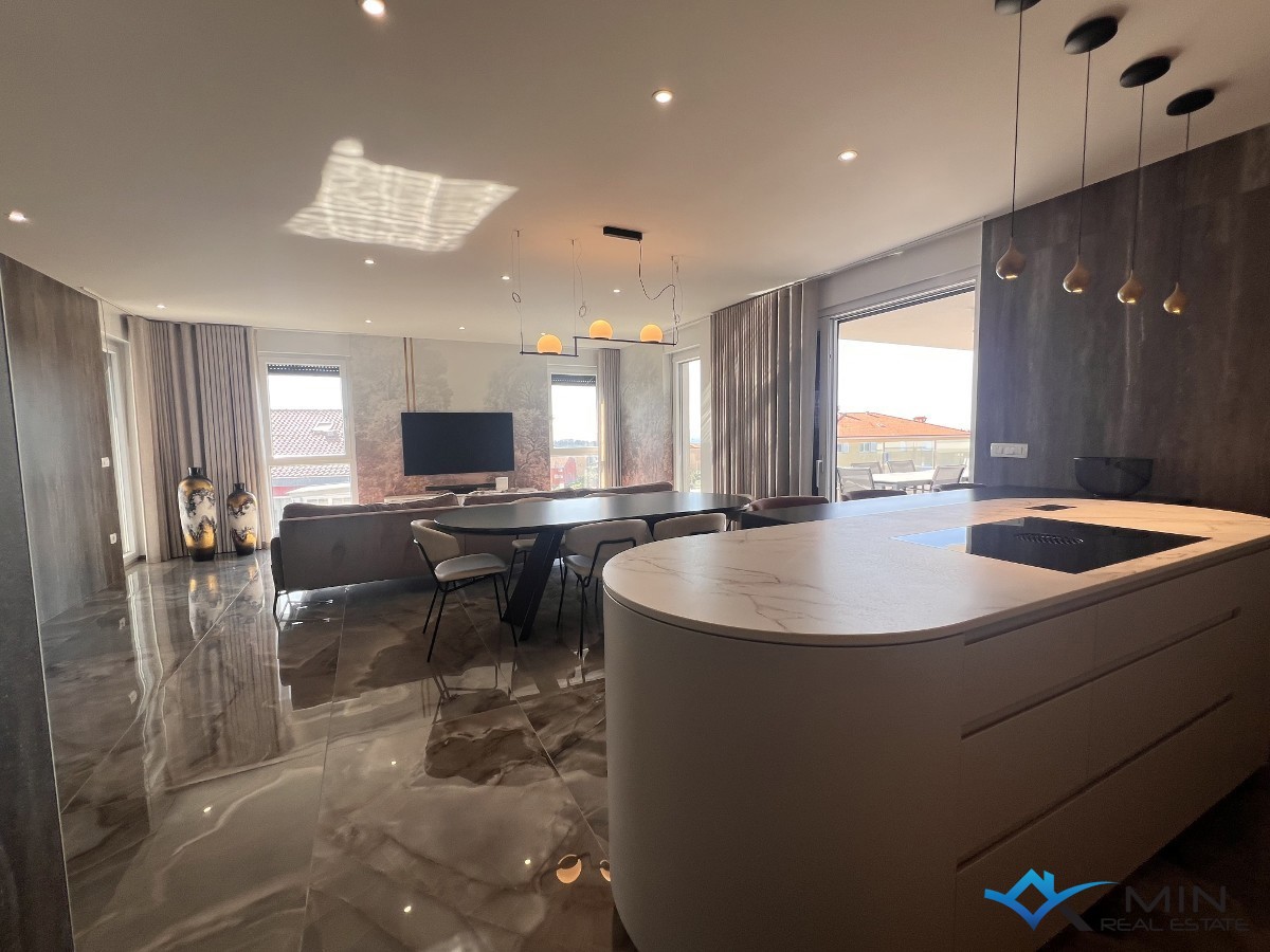 Luksuzno opremljen penthouse s pogledom na morje v Novigradu