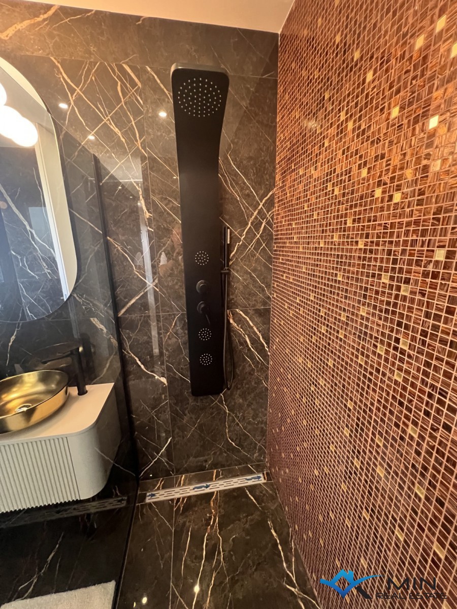 Luksuzno opremljen penthouse s pogledom na morje v Novigradu