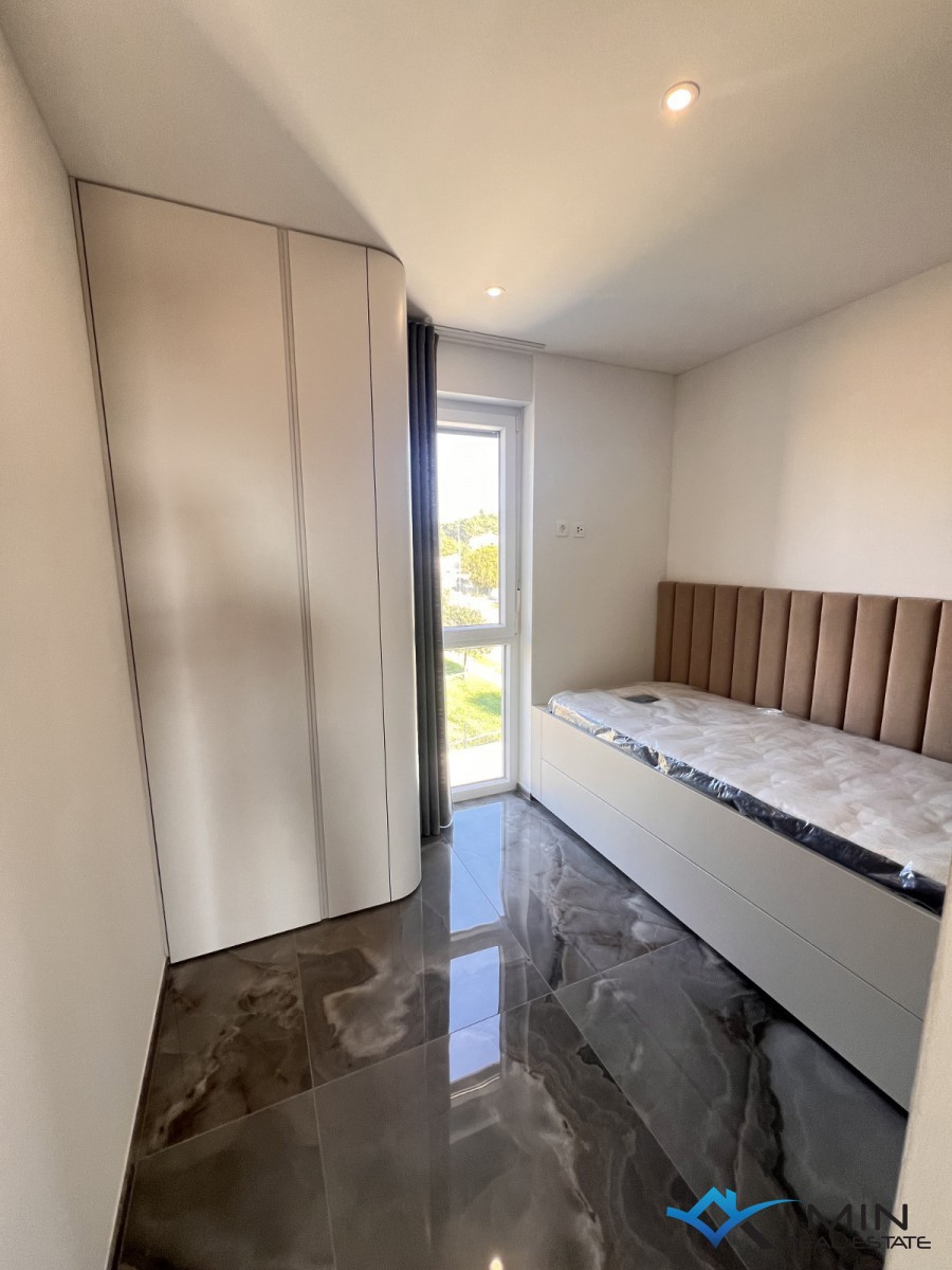 Luksuzno opremljen penthouse s pogledom na morje v Novigradu