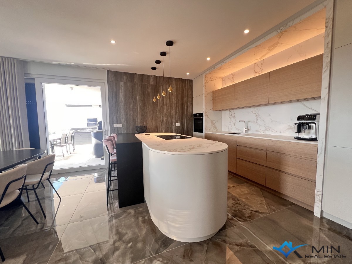 Luksuzno opremljen penthouse s pogledom na morje v Novigradu