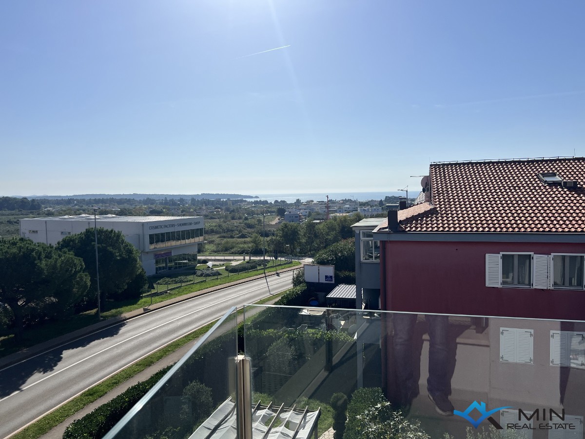 Luksuzno opremljen penthouse s pogledom na morje v Novigradu