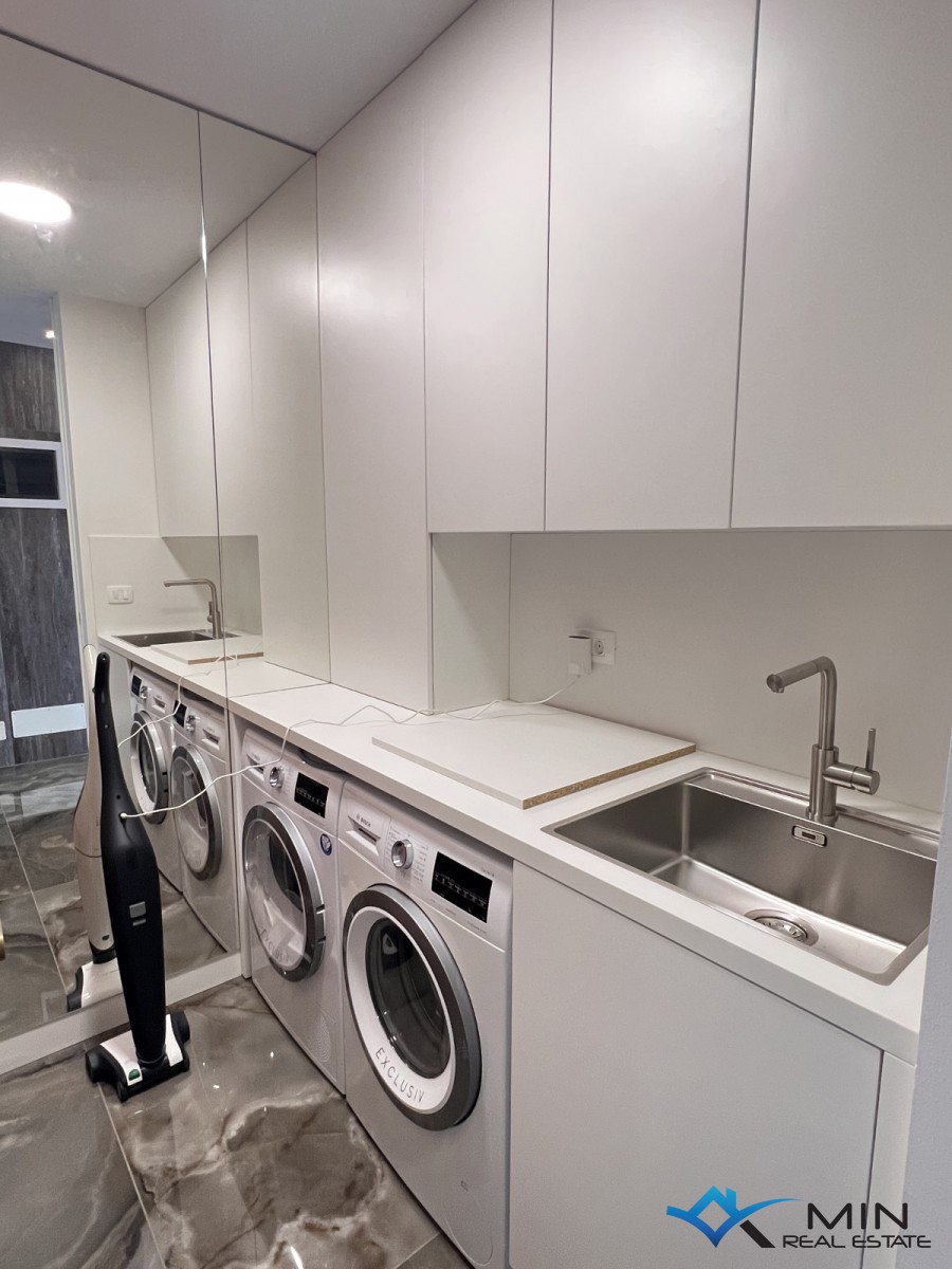 Luksuzno opremljen penthouse s pogledom na morje v Novigradu