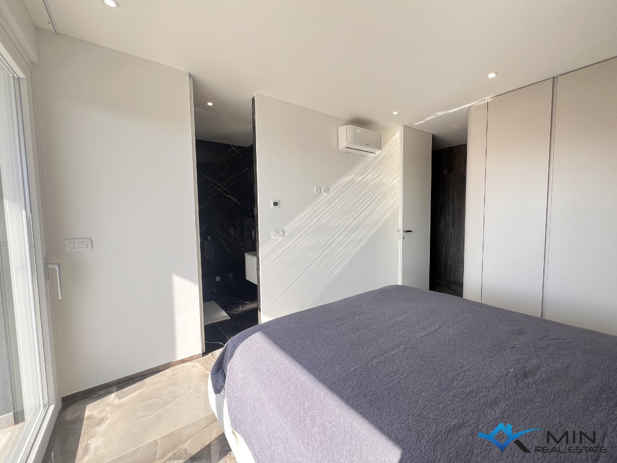 Luksuzno opremljen penthouse s pogledom na morje v Novigradu