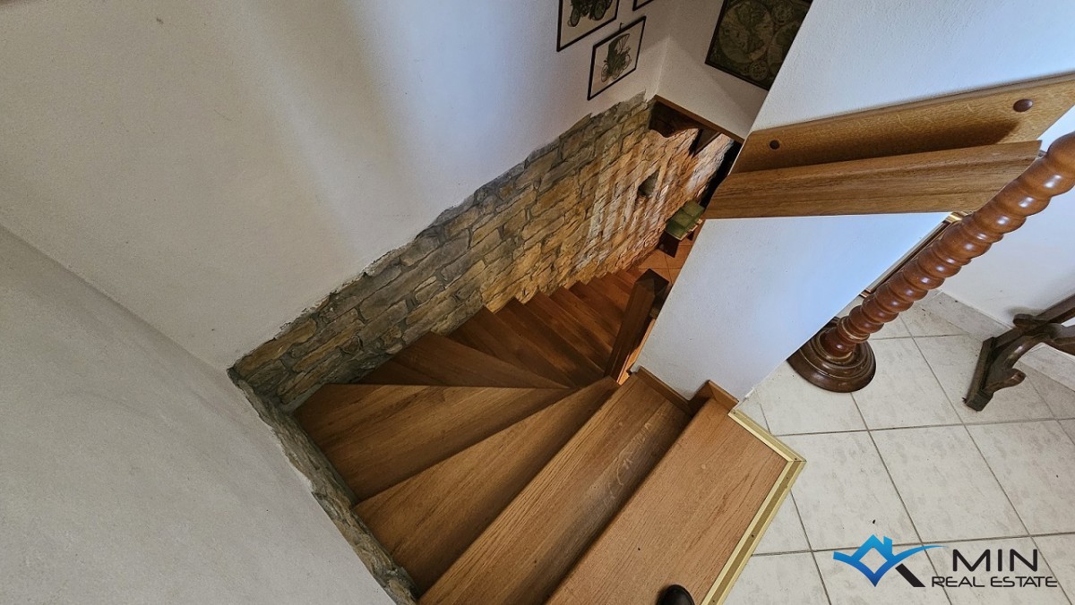 Kamnita polpritlična hiša v bližini Buj