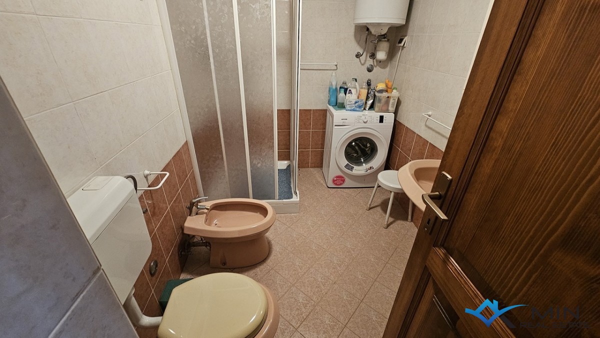 Kamnita polpritlična hiša v bližini Buj