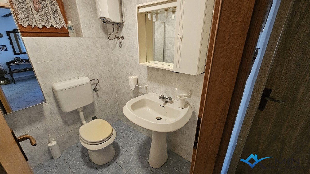 Kamnita polpritlična hiša v bližini Buj