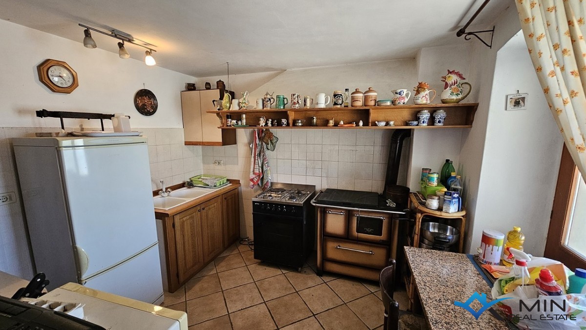 Kamnita polpritlična hiša v bližini Buj