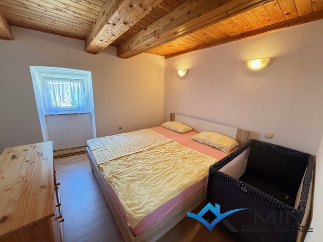 Kamnita vrstna hiša z dvema apartmajema v Brtonigli